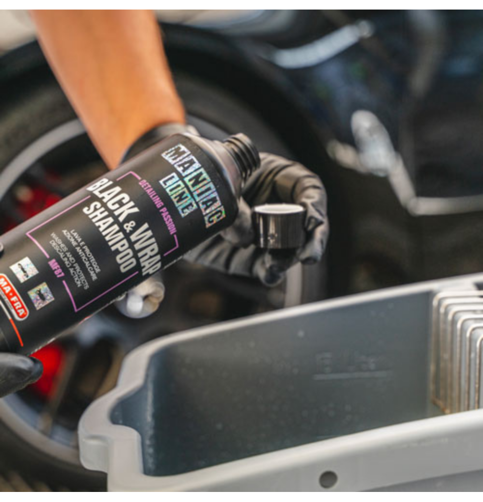 Black & Wrap Shampoo 500ml Maniac Line| rinnova plastiche auto 2in1 lava e protegge